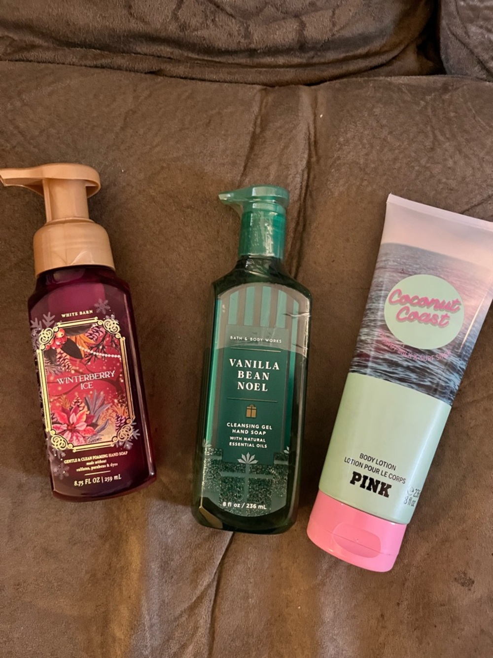 Bath & Body Works Vanilla Bean Noel & Winterberry Ice Foaming Hand Soap